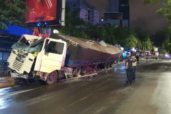 Motorista alcoolizado faz arrastão em pontos de ônibus perto da aduana em Ciudad del Este