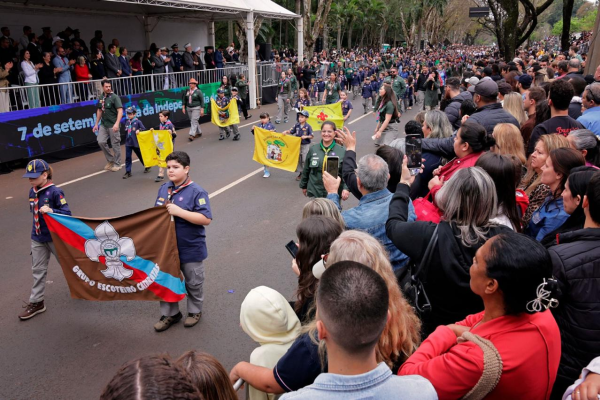 Avenida Paraná reúne 15 mil pessoas no desfile de 7 de Setembro em Foz do Iguaçu