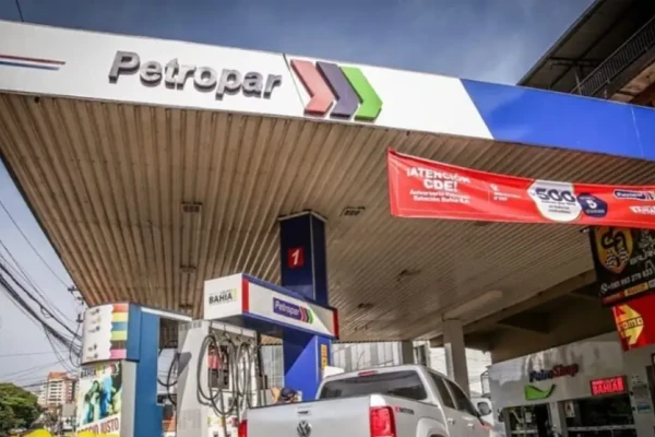 Paraguai anuncia nova redução no preço da gasolina no país — veja quanto