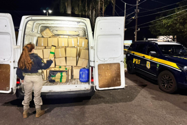 Mais de 1 tonelada de maconha é apreendida em furgão delivery na BR-277
