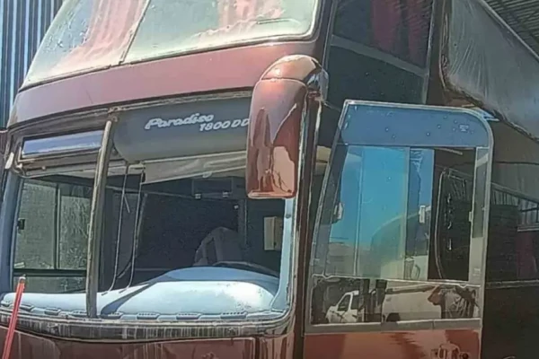 Ônibus com chassi adulterado e motor argentino é apreendido em Foz