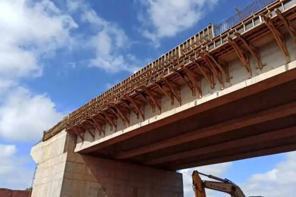 Via marginal da BR-277 é interditada para avanço Perimetral Leste