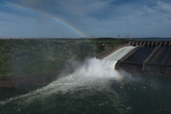 Vertedouro da usina de Itaipu é aberto após quase dois anos