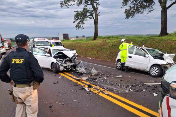 Duas pessoas morrem em acidente na BR-277, em trecho de pista simples