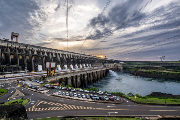Itaipu abre seleção com salário inicial de R$ 10,3 mil para químico ou engenheiro químico