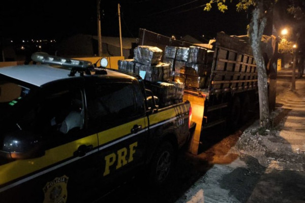 Motorista tenta fugir, mas PRF apreende caminhão com 3 toneladas de maconha