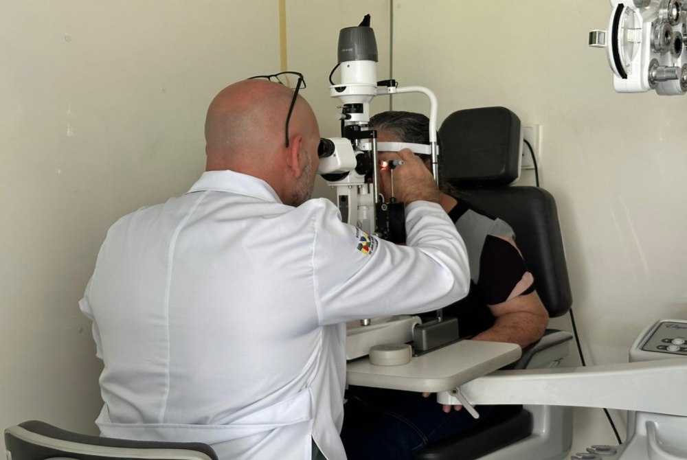 Carreta da Saúde oferece estrutura completa para cuidados com a visão em Foz