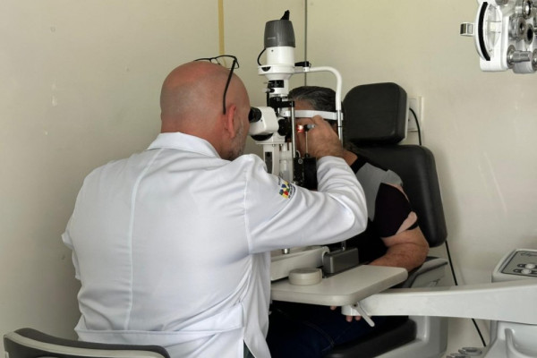 Carreta da Saúde oferece estrutura completa para cuidados com a visão em Foz