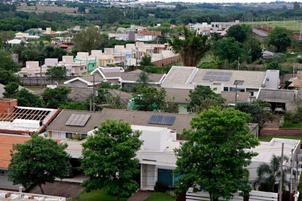 Foz do Iguaçu avança com política de incentivo à energia solar residencial e comercial