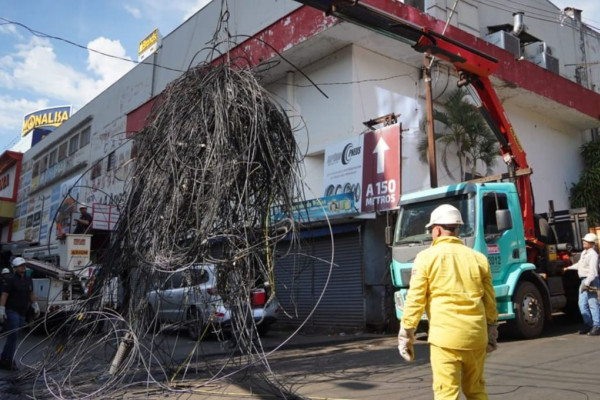 Paraguai dá adeus aos emaranhados de fios nos postes de Ciudad del Este