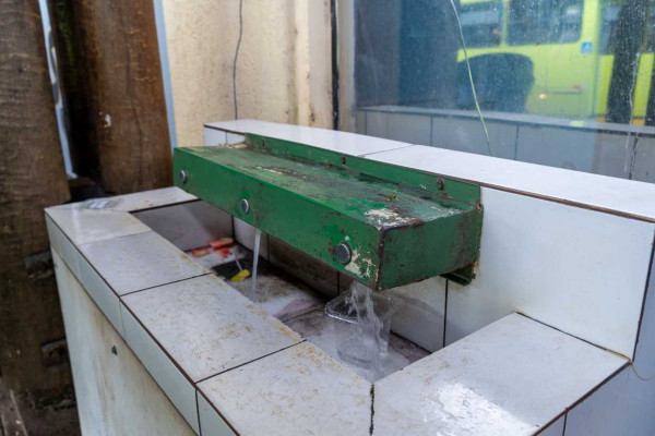 Prefeitura mantém bebedouro precário no terminal de ônibus de Foz