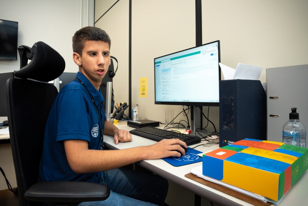 Itaipu integra jovem neurodivergente ao PIIT em parceria com a Apae