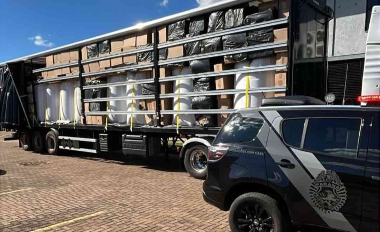 Carga milionária de cigarro do Paraguai é detida com caminhoneiro que saiu de Foz