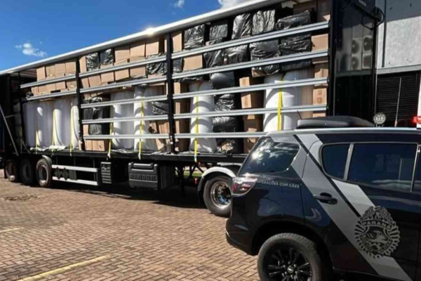 Carga milionária de cigarro do Paraguai é detida com caminhoneiro que saiu de Foz