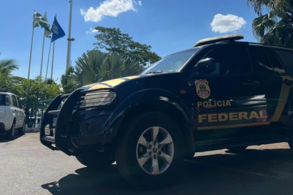 Foragidos da Justiça são capturados no Paraguai e entregues à PF em Foz Homem acusado de tráfico e mulher investigada por organização criminosa foram entregues na Ponte da Amizade e levados à delegacia da PF.