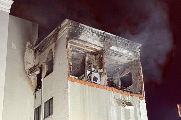 Explosão destrói paredes e incêndio consome apartamento na Vila Yolanda