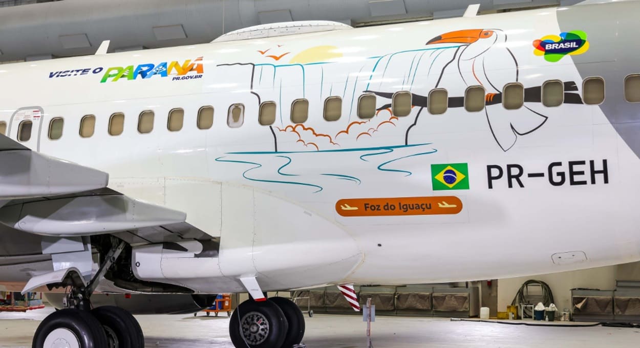 Avião Boeing 737-700 recebe pintura temática das Cataratas do Iguaçu