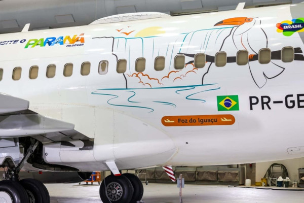 Avião Boeing 737-700 recebe pintura temática das Cataratas do Iguaçu