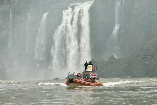Baixa vazão do Rio Iguaçu suspende passeio náutico nas Cataratas na Argentina