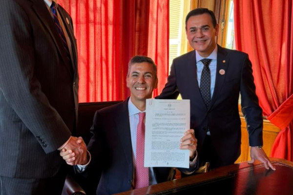 Presidente do Paraguai assina acordo com os Estados Unidos