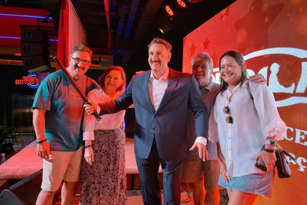 Apresentador Ratinho é homenageado com réplica em tamanho real no Museu de Cera