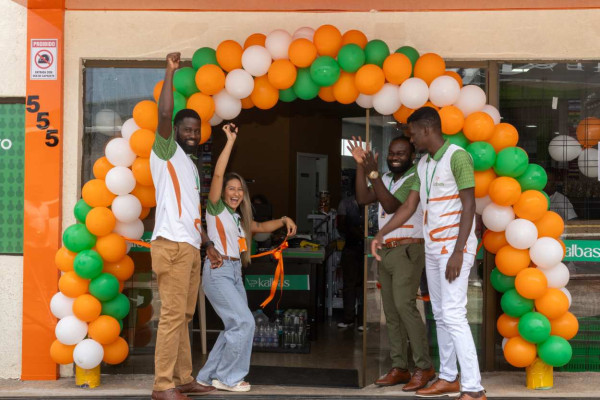 Jovens haitianos investem em negócios e movimentam comércio de bairro em Foz