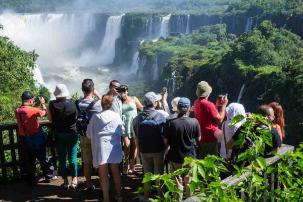 Paraná recebe mais de 300 mil turistas internacionais em janeiro e fevereiro