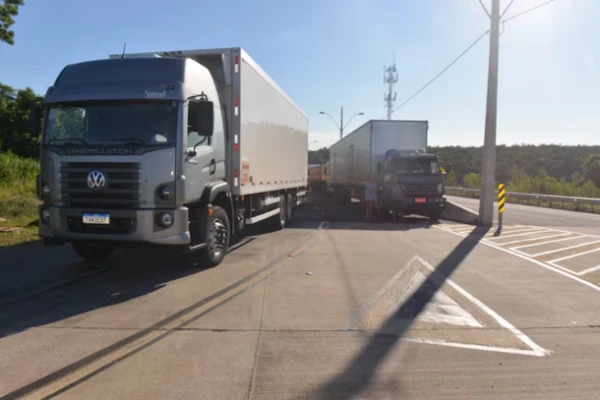 Paraguai propõe liberar veículos leves para evitar greve na Ponte da Integração