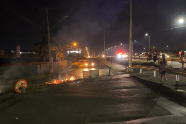 Moradores protestam e bloqueiam acesso à BR-277 após mudanças no tráfego