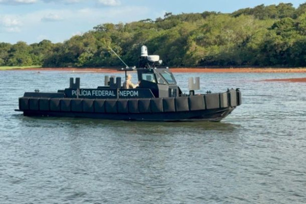 Polícia Federal recebe lancha blindada para reforçar ações em Foz do Iguaçu