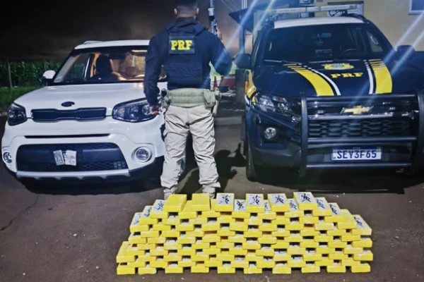 PRF apreende 99 kg de cocaína em carro na BR-277 e prende casal com bebê