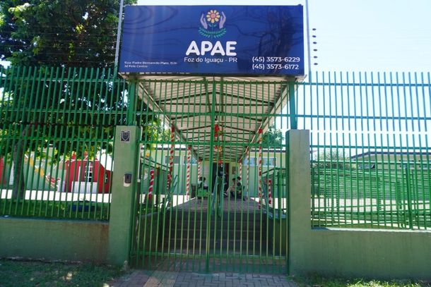 Outlet de jeans na APAE de Foz oferece peças com até 70% de desconto nesta semana