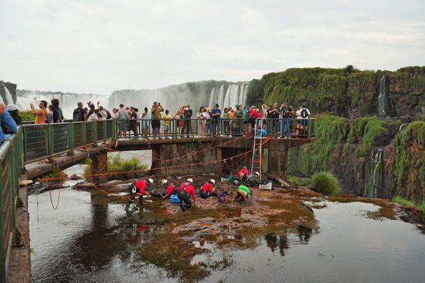 Quase 400 kg de moedas são retirados do Rio Iguaçu em limpeza nas Cataratas