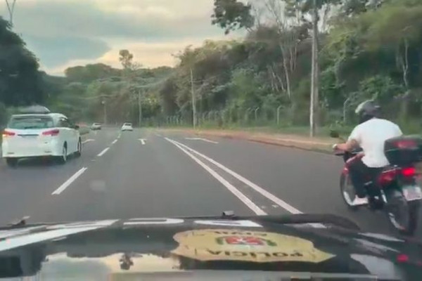 Polícia Civil faz escolta e ajuda a salvar bebê engasgada no trânsito de Foz