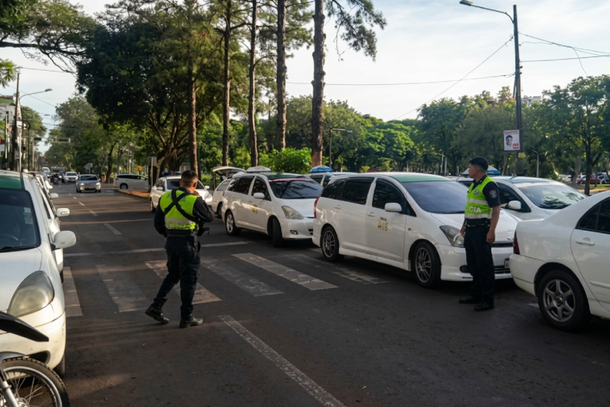Taxistas protestam em Ciudad del Este após apreensões e ameaçam bloquear ponte