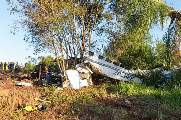 Após queda de avião com dólares e reais, parte do dinheiro desaparece no Paraguai