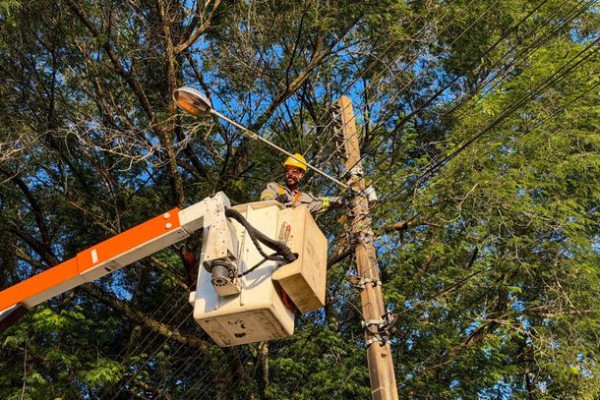 Mais de 770 pontos de iluminação são consertados em uma semana por concessionária