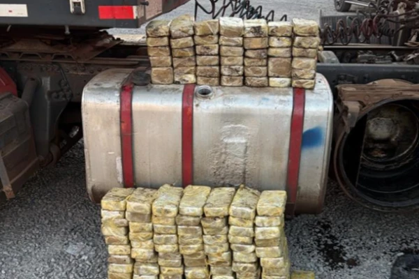 Carreta que saiu de Foz do Iguaçu é flagrada com 132 kg de cocaína na BR-277