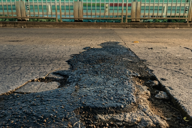 Entre filas e buracos, Ponte da Amizade desafia os motoristas que cruzam a fronteira