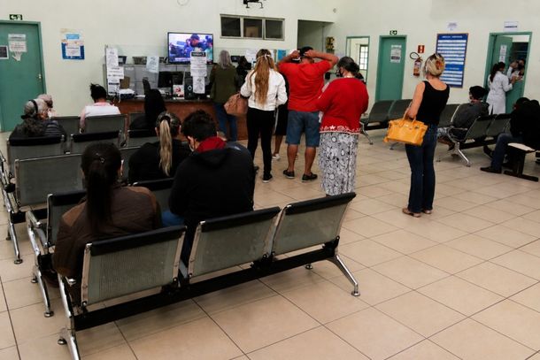 Câmara mantém veto e impede divulgação diária do tempo de espera na fila da saúde