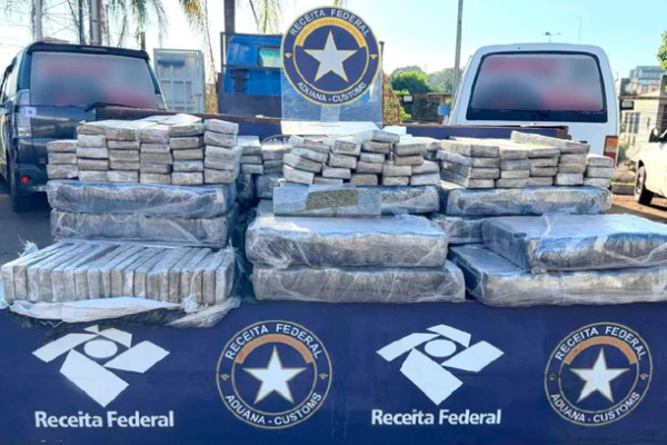 Motorista foge e deixa 500 kg de maconha escondidos em caminhão
