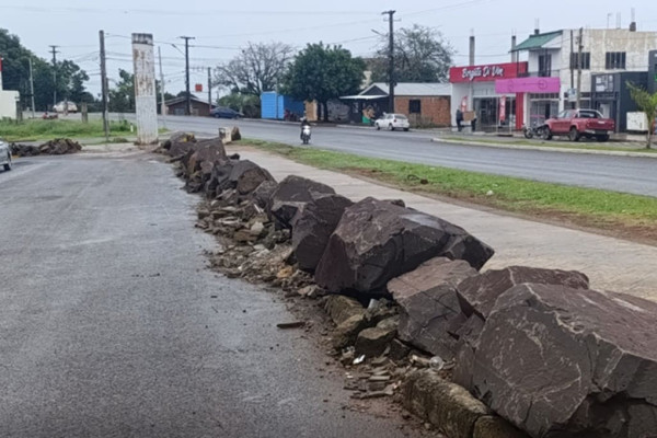 Moradores questionam muros de pedras na fronteira com a Argentina