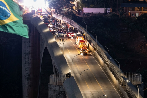 Ocorrência na Ponte da Amizade provoca bloqueio e longa fila na noite de domingo