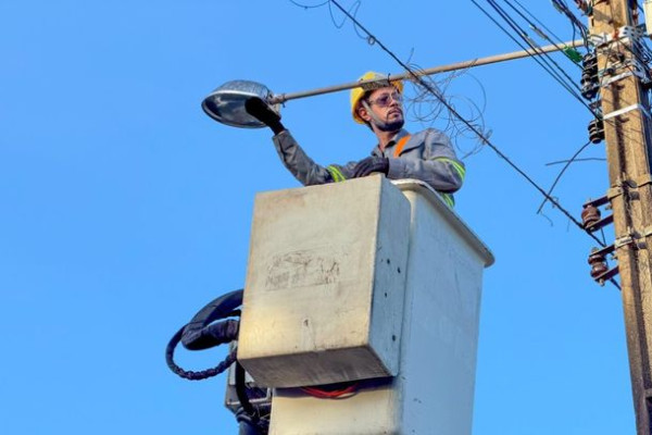 Concessionária registra mais de 100 pedidos por dia para troca e reparo de iluminação