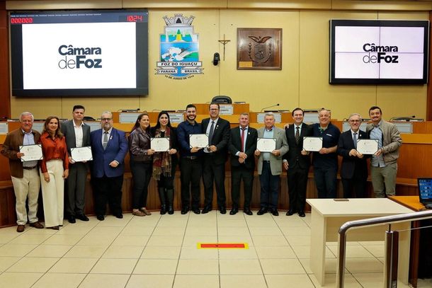 Sessão solene premia profissionais que ajudam a fortalecer o turismo de Foz