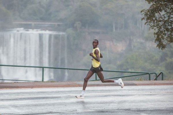 Queniano Alfred Negeno vence Meia Maratona das Cataratas com prova abaixo de 1h07