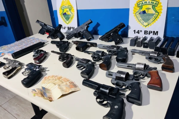 Polícia Militar apreende arsenal com 17 armas, silenciador e medicamentos para emagrecer