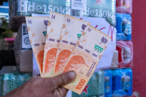 Inflação na Argentina tem recuo em abril, mas segue fora da meta