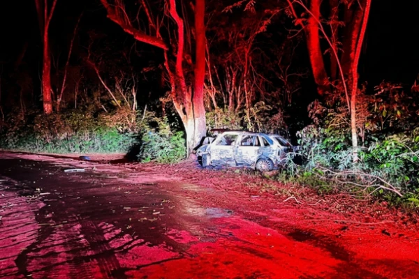 Acidente termina com carro em chamas e duas pessoas mortas em Santa Terezinha de Itaipu
