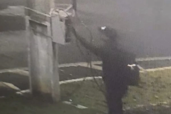 Homem é preso após furtar fios de poste na Praça da Paz durante a madrugada